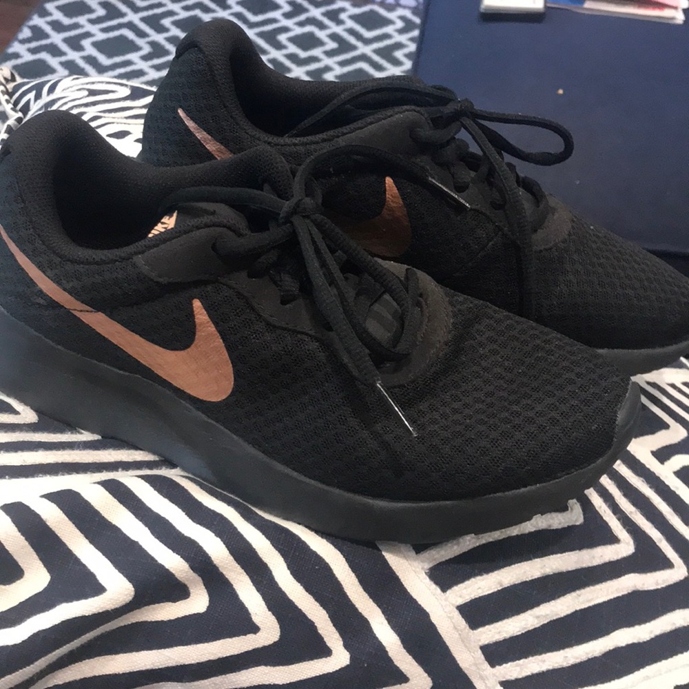 Nike black sneaker with Rose Gold swoosh Sz 8